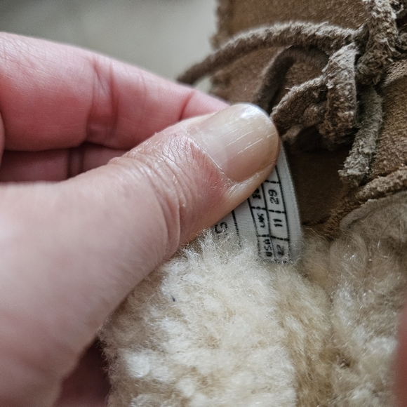 Kids UGG sz 12 slippers - Picture 3 of 3